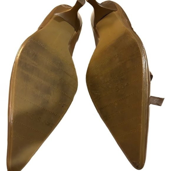 Stuart Weitzman Women’s Size 7.5 Taupe Leather Scalloped Bow Heels - Picture 5 of 5